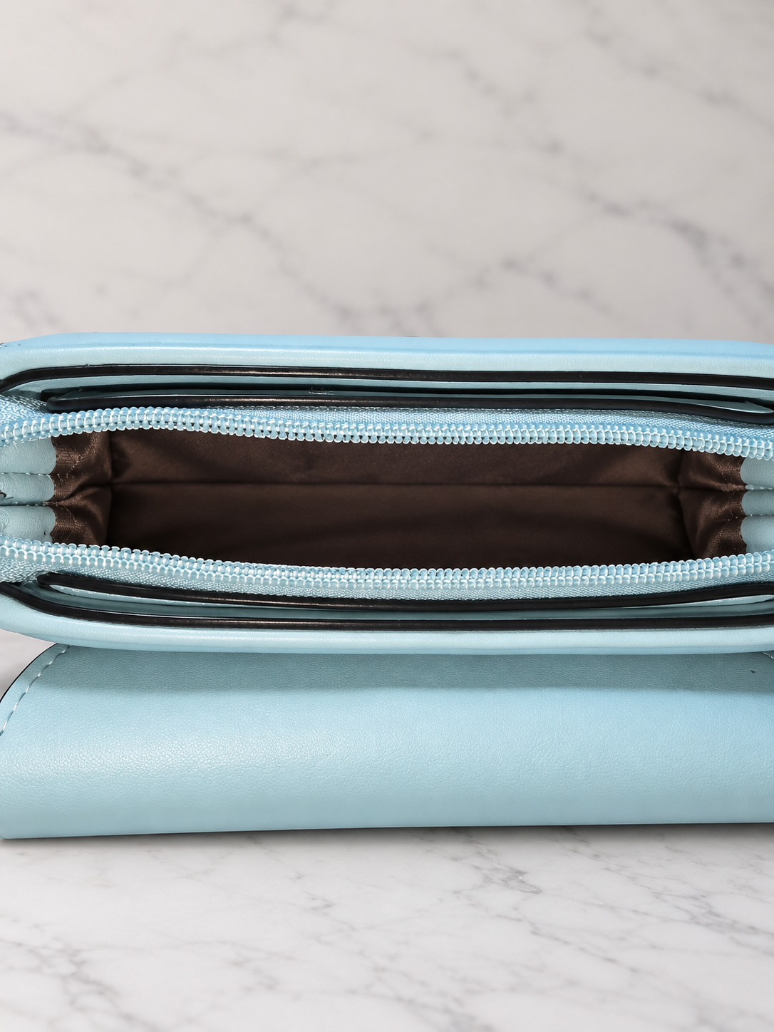 Bolso bandolero celeste para mujer detalle interior con cierre