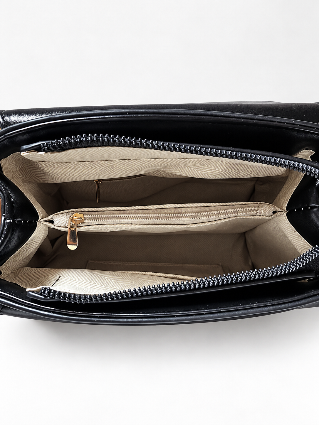 Bolso negro para mujer detalle de compartimentos interiores
