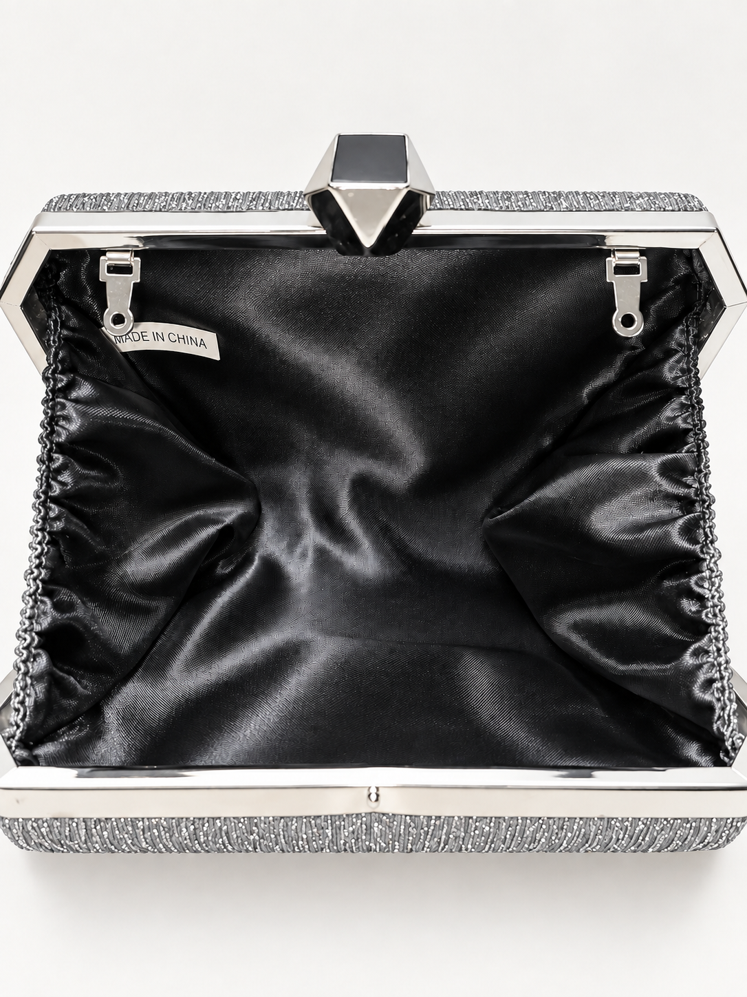 Clutch plateado para mujer con interior forrado negro