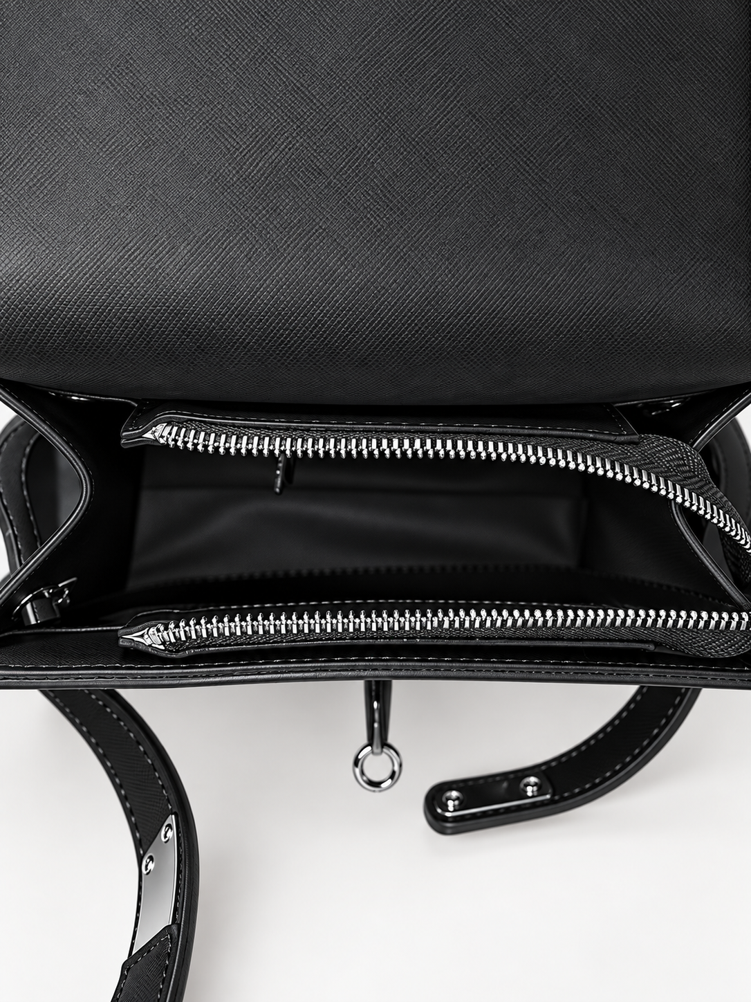 Bolso estructurado negro para mujer detalle del interior con cremallera