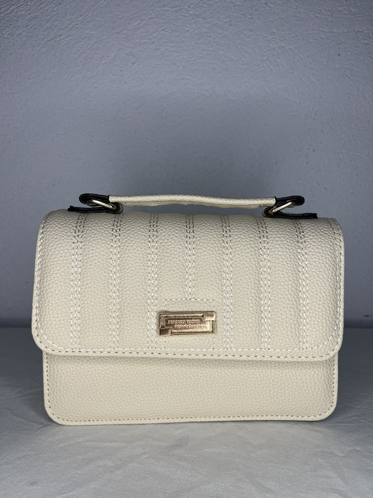 detalle frontal del bolso beige con herraje dorado