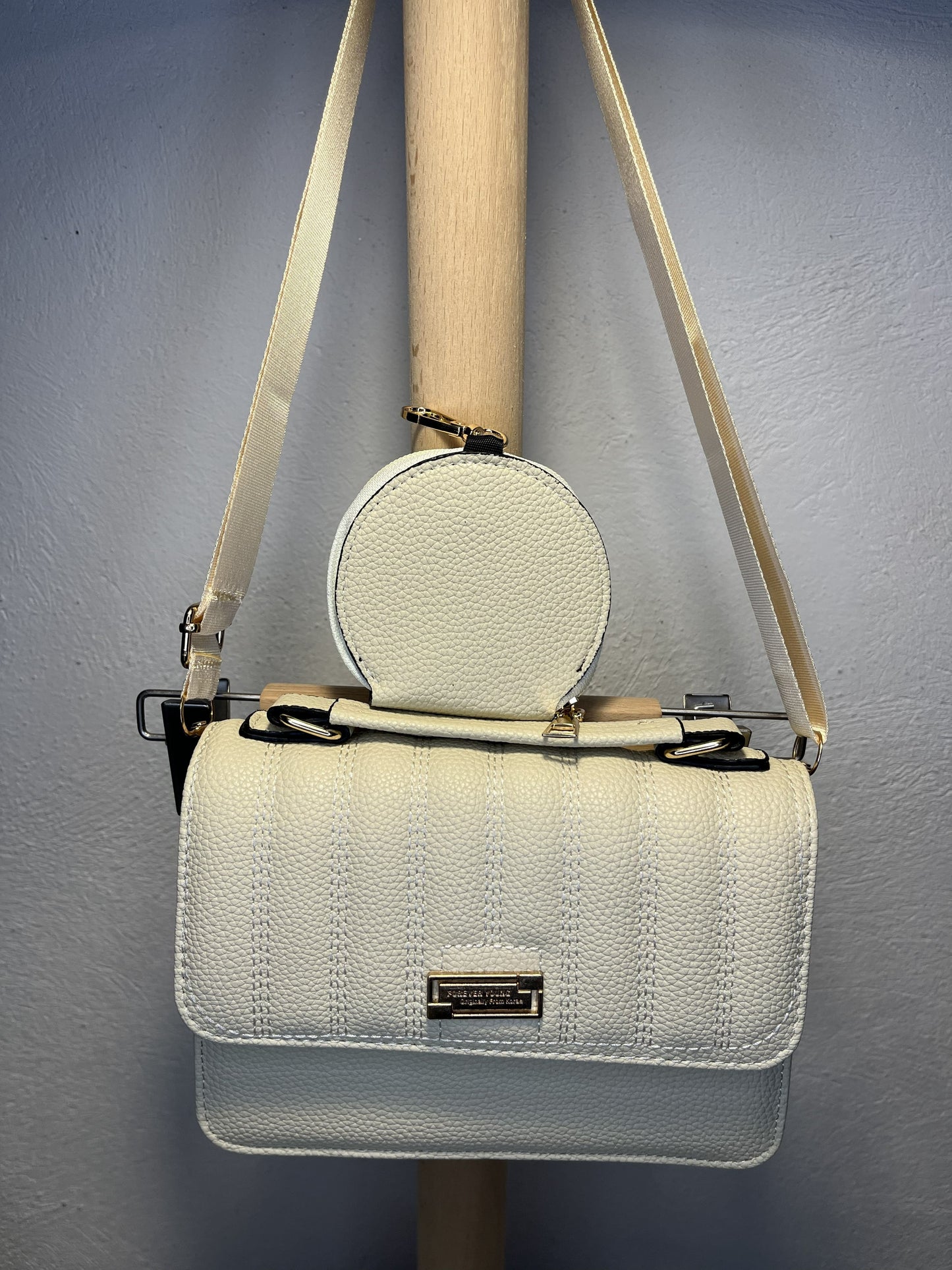 correa ajustable y asa superior del bolso beige
