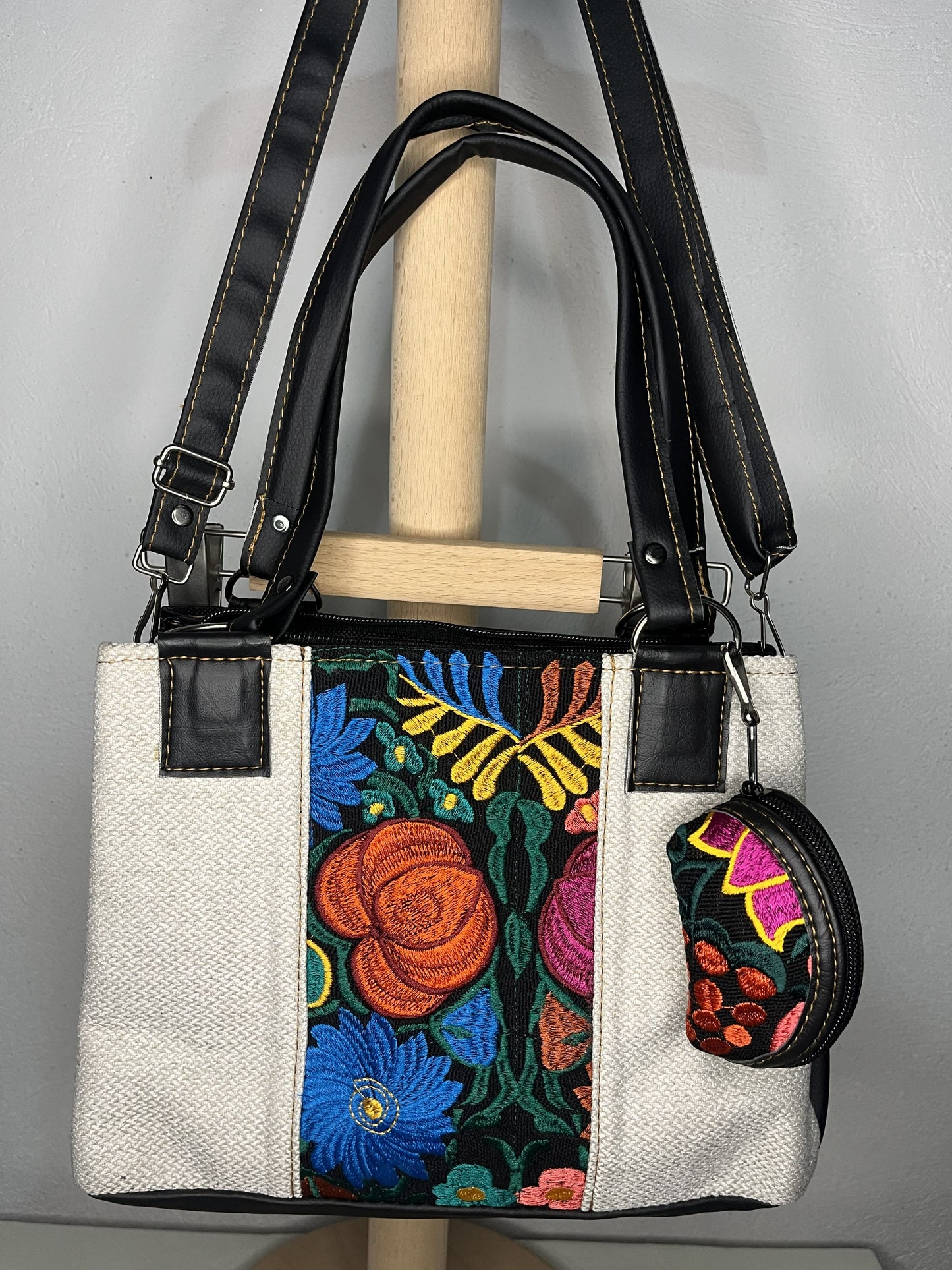 detalle de bordado floral multicolor