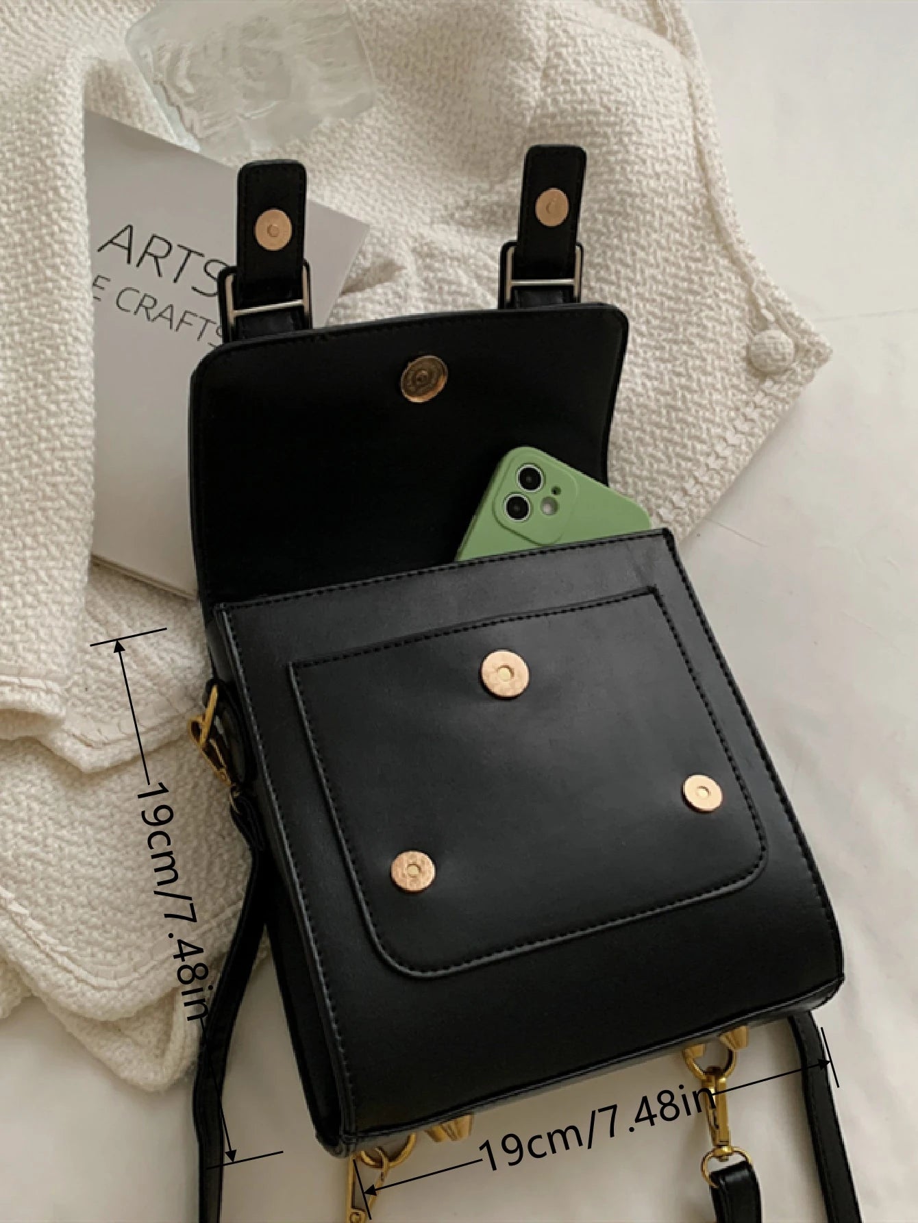 Mochila retro negra para mujer detalle interior y medidas de 19 cm