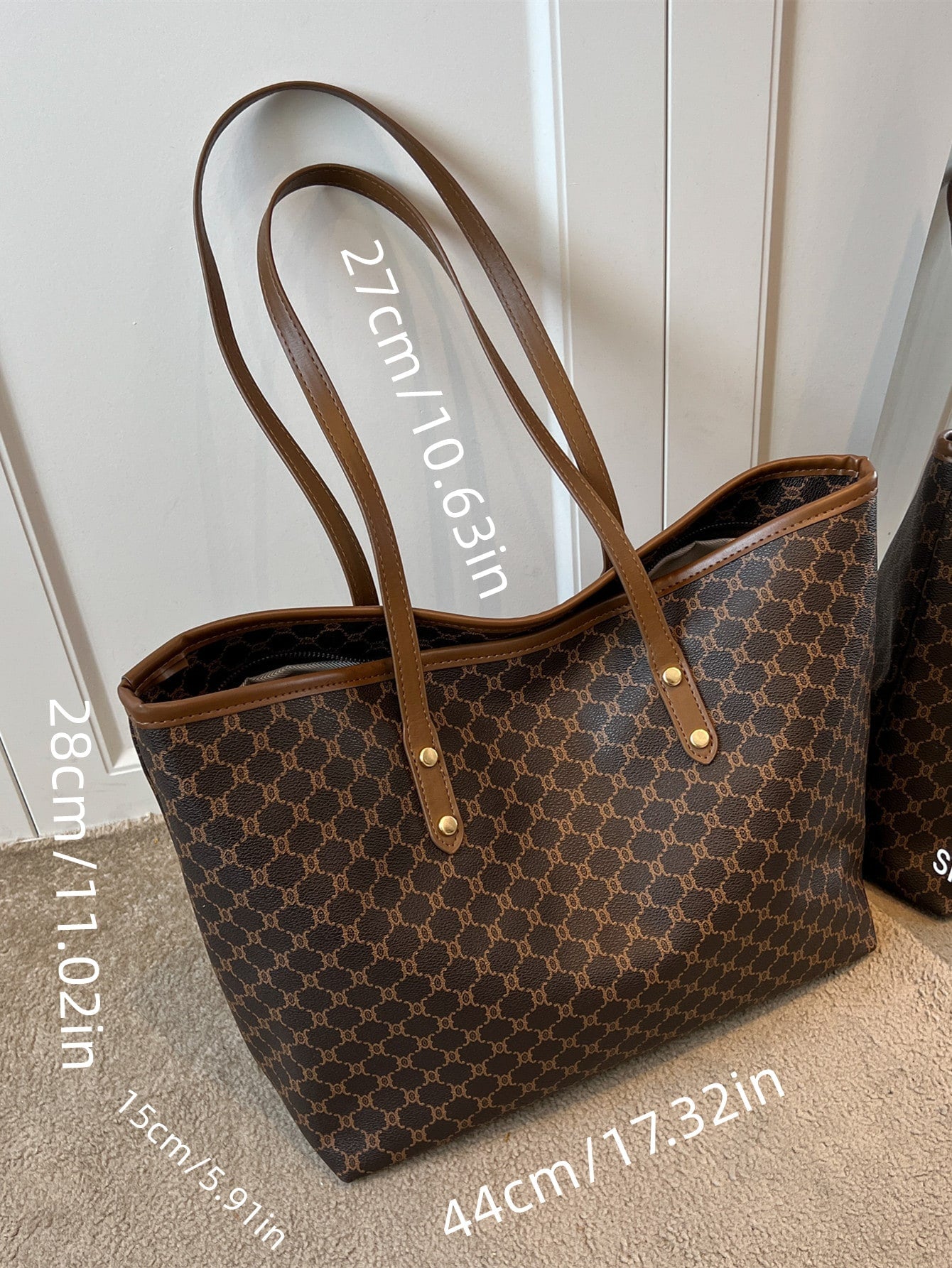 Bolso tote café para mujer con detalle de medidas y asas largas