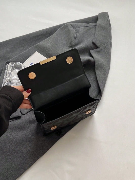 interior del bolso negro con solapa magnética