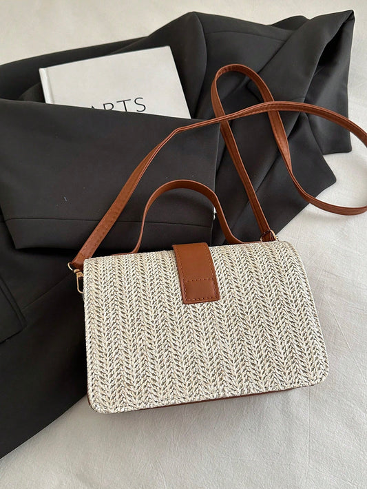 vista superior del bolso de paja trenzada