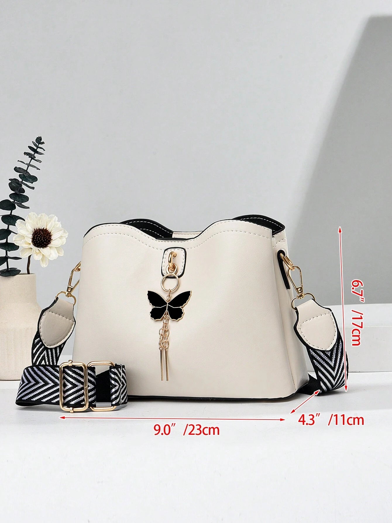 medidas del bolso blanco crossbody 23 × 17 × 11 cm