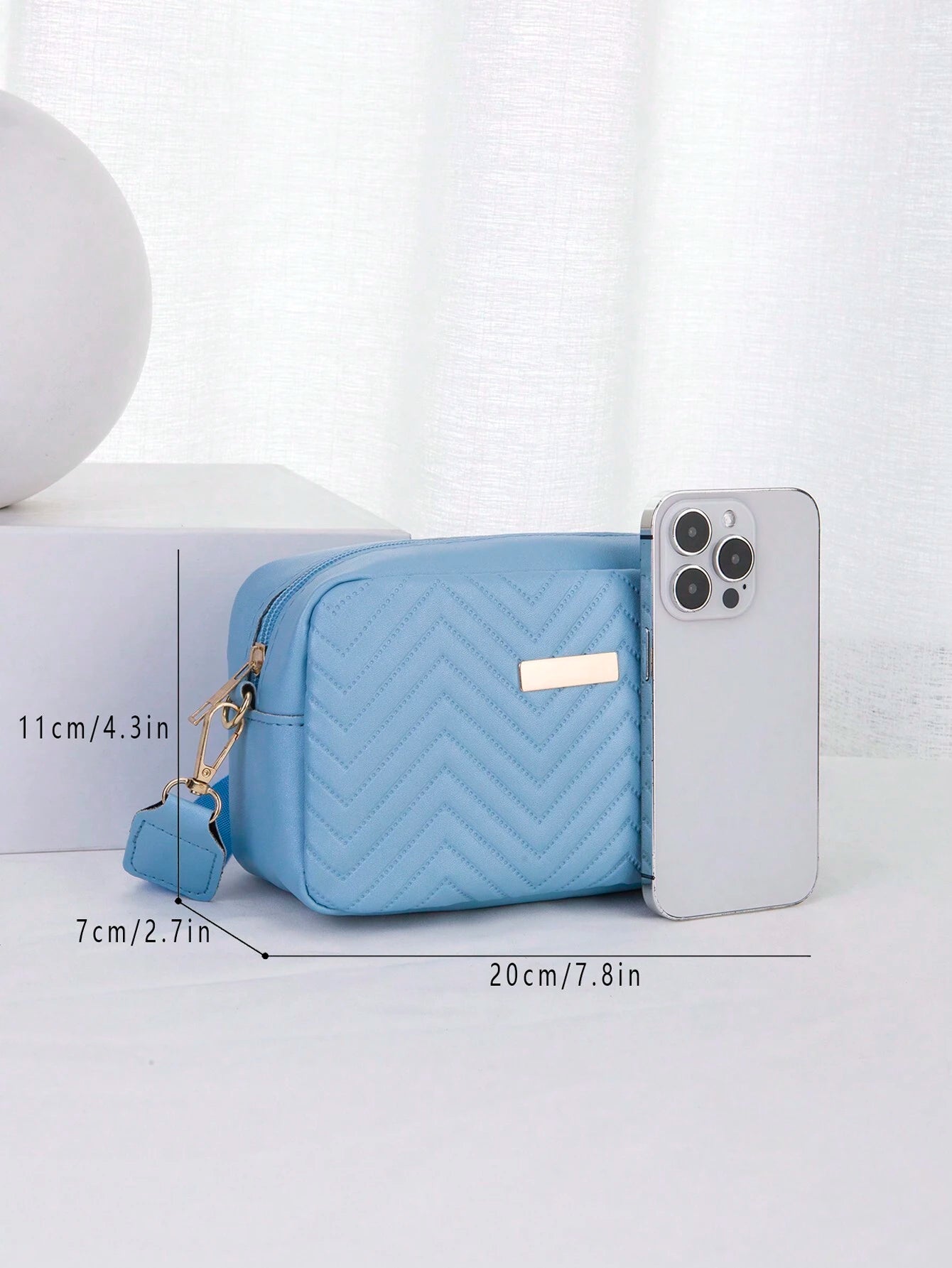 medidas del mini bolso azul acolchado 20×11×7 cm