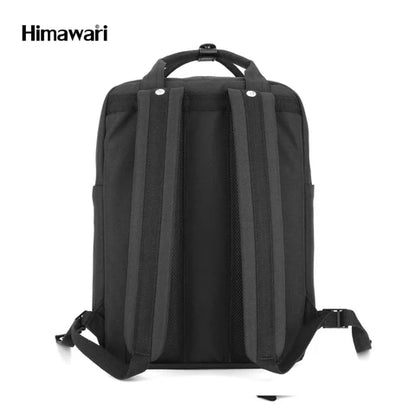 parte trasera mochila negra con correas acolchadas