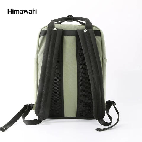 parte trasera mochila verde con correas acolchadas