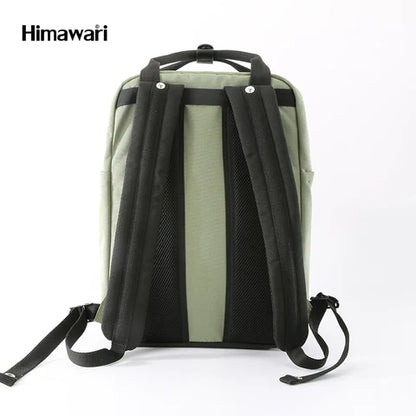 parte trasera mochila verde con correas acolchadas