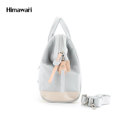 detalle lateral y correa ajustable bolso gris
