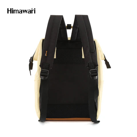 vista trasera mochila beige con correas acolchadas
