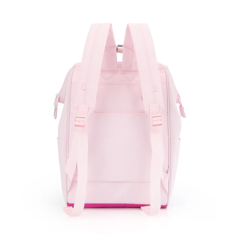 vista trasera mochila rosada con correas ajustables
