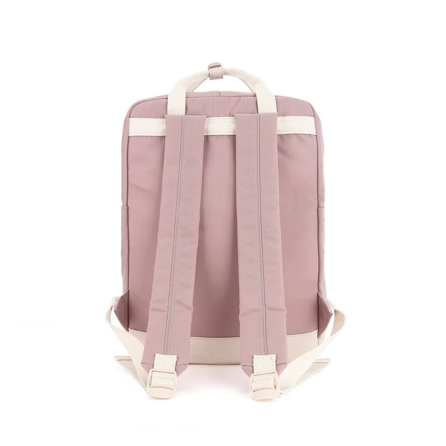 vista trasera mochila rosada con correas ajustables
