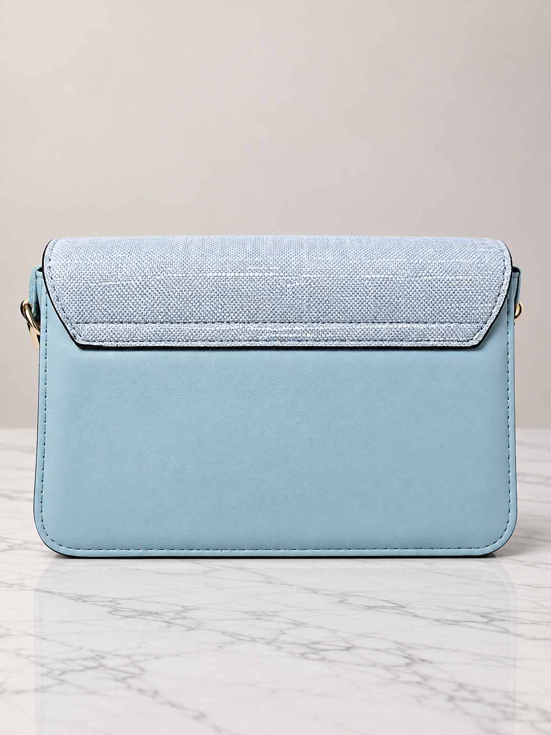 Bolso bandolero celeste para mujer vista posterior
