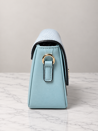 Bolso bandolero celeste para mujer vista lateral con herraje dorado