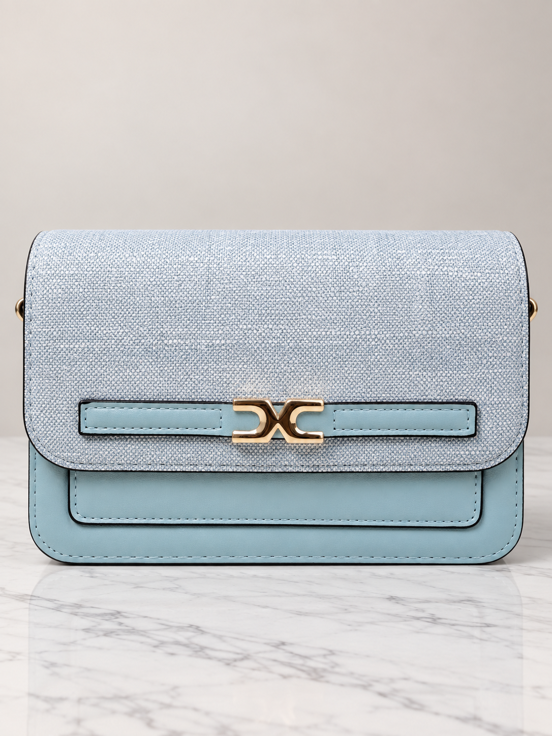 Bolso bandolero celeste para mujer vista frontal con solapa texturizada