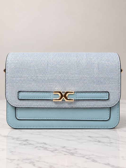 Bolso bandolero celeste para mujer vista frontal con solapa texturizada