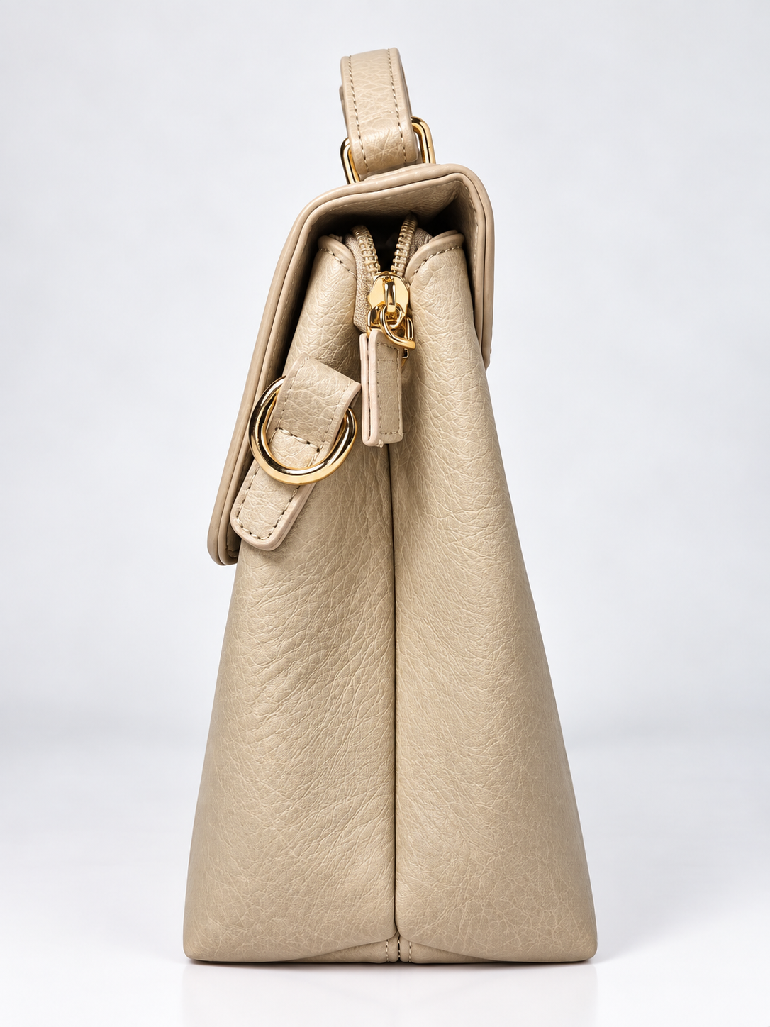 Bolso de mano beige para mujer vista lateral con anillas doradas