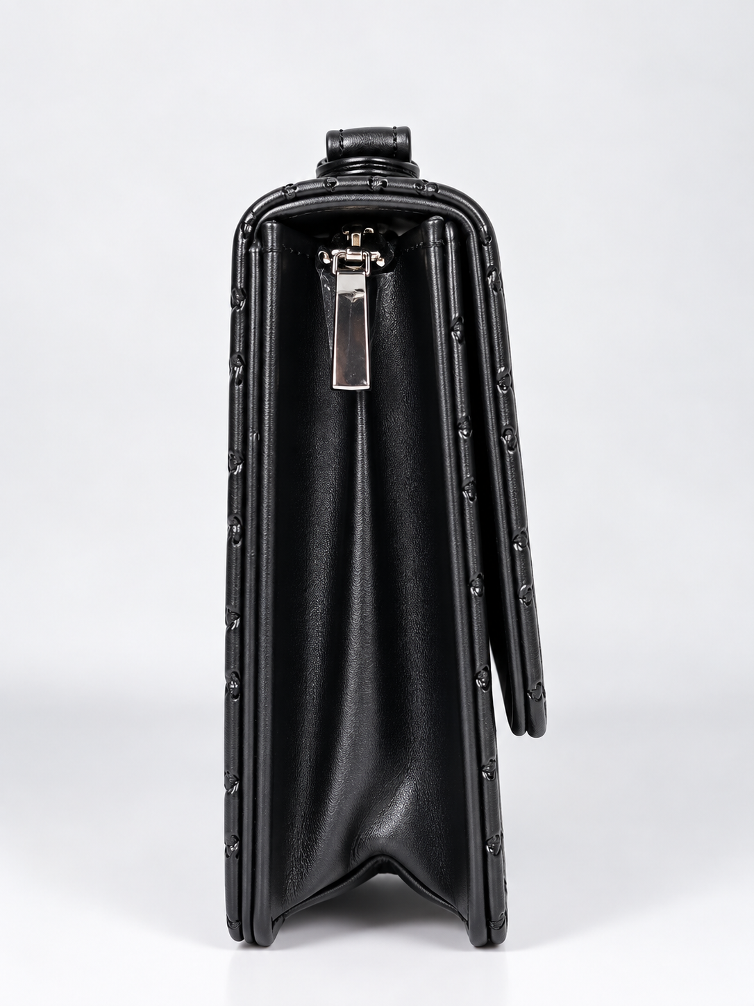 Bolso bandolero negro para mujer vista lateral con estructura compacta