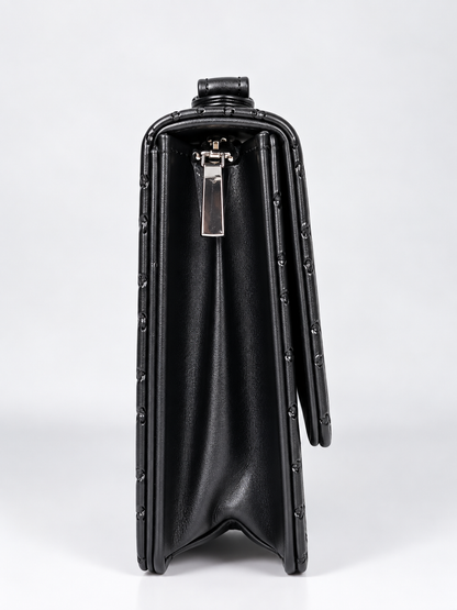 Bolso bandolero negro para mujer vista lateral con estructura compacta