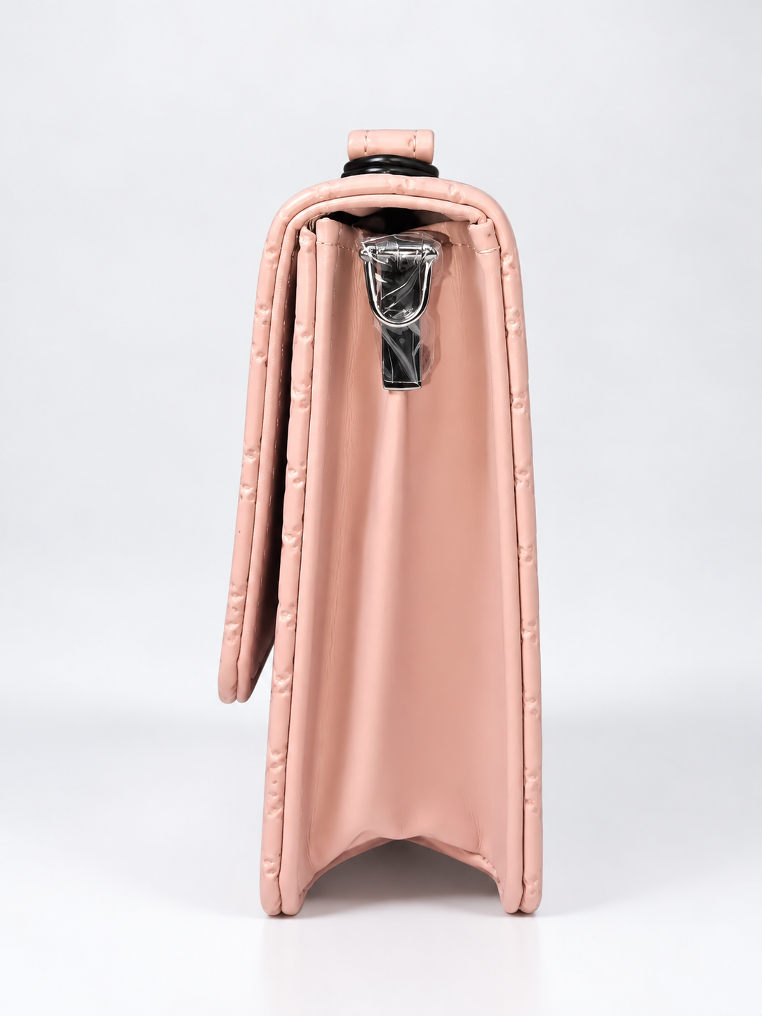 Bolso bandolero rosa para mujer vista lateral con estructura compacta