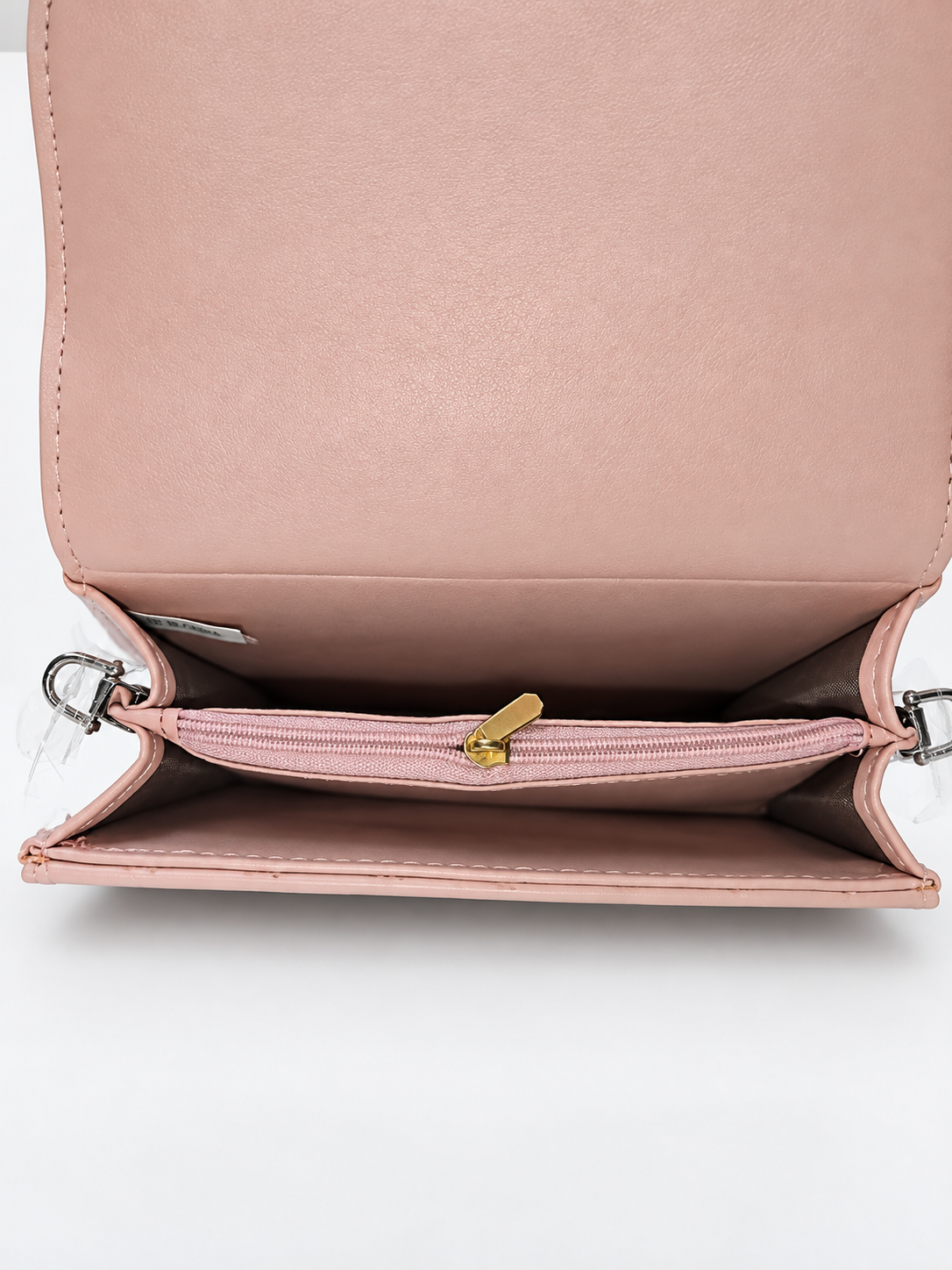 Bolso bandolero rosa para mujer detalle interior con compartimentos