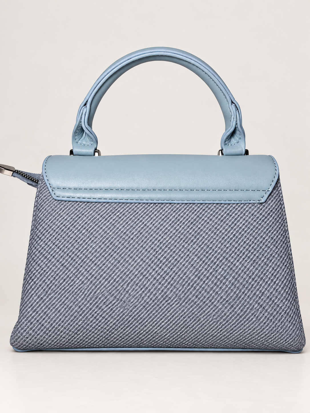 Bolso de mano celeste para mujer vista posterior con acabado texturizado