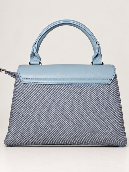 Bolso de mano celeste para mujer vista posterior con acabado texturizado