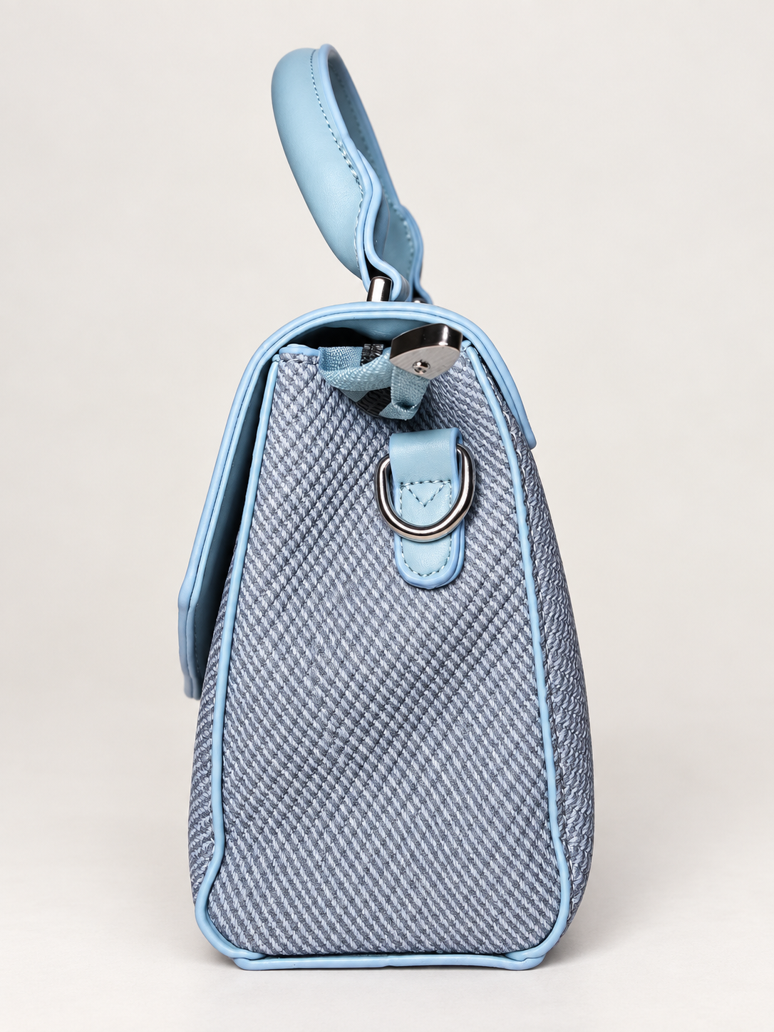Bolso de mano celeste para mujer vista lateral con anilla metálica