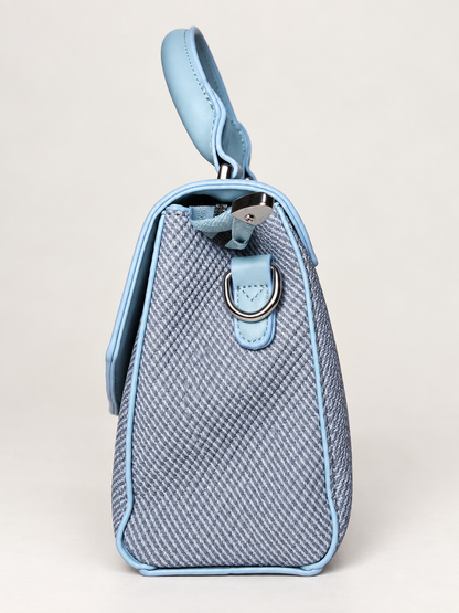 Bolso de mano celeste para mujer vista lateral con anilla metálica