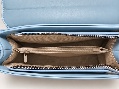 Bolso de mano celeste para mujer detalle interior con compartimentos