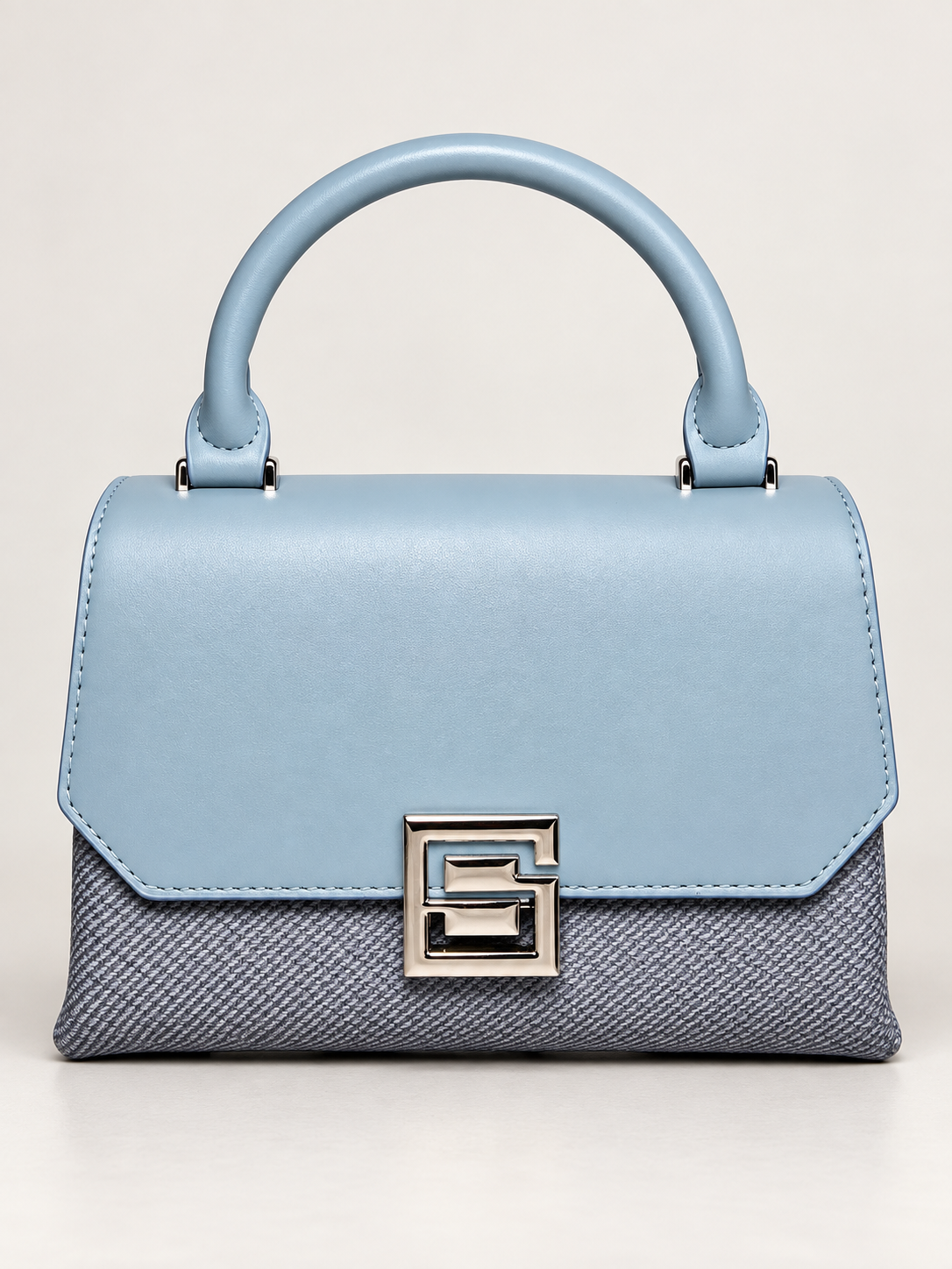 Bolso de mano celeste para mujer vista frontal con detalle texturizado