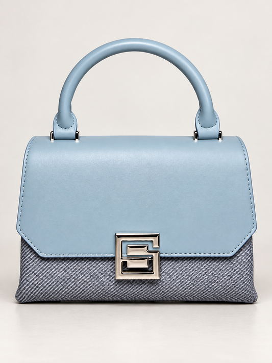 Bolso de mano celeste para mujer vista frontal con detalle texturizado