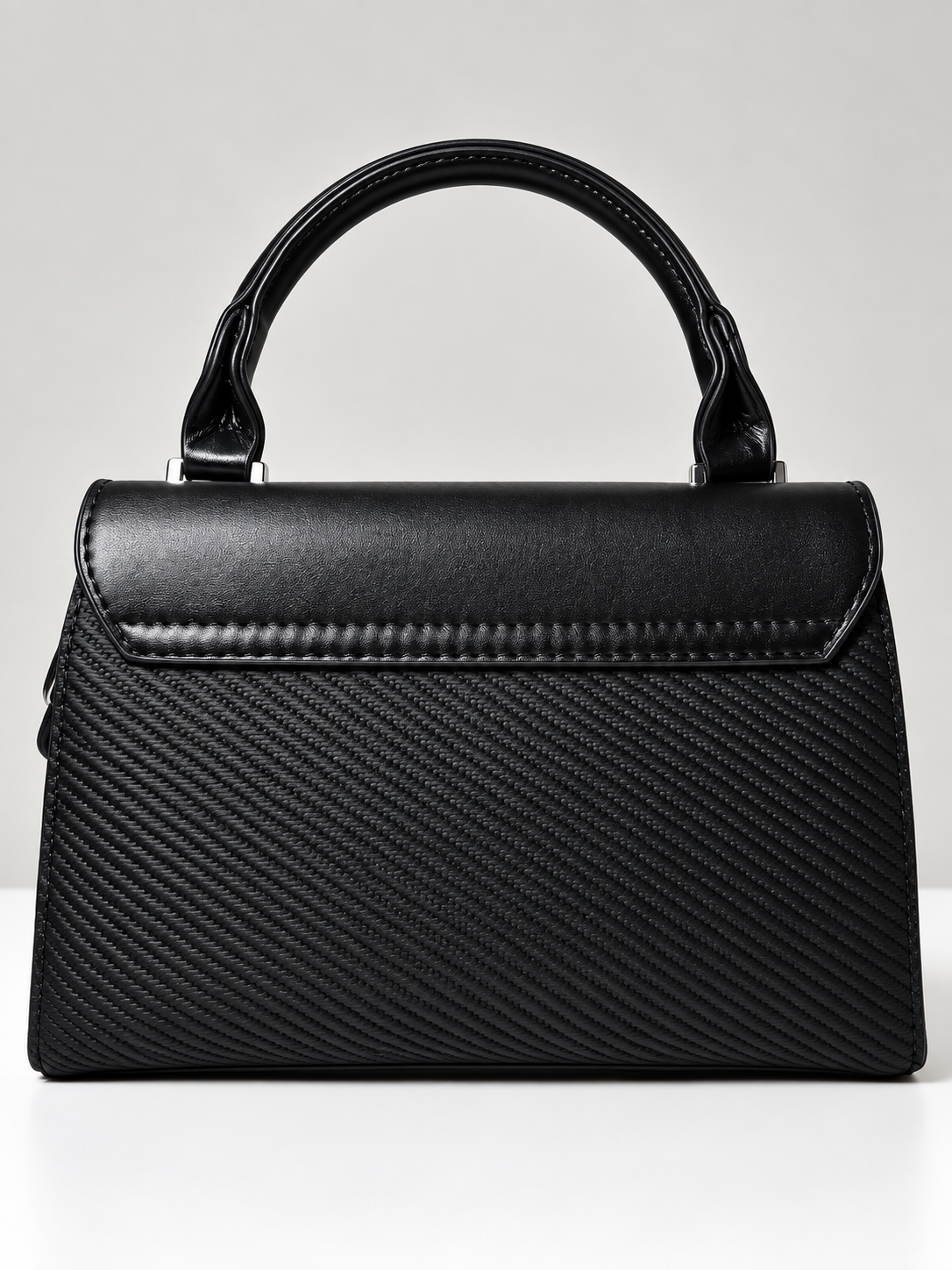 Bolso negro para mujer vista posterior texturizada