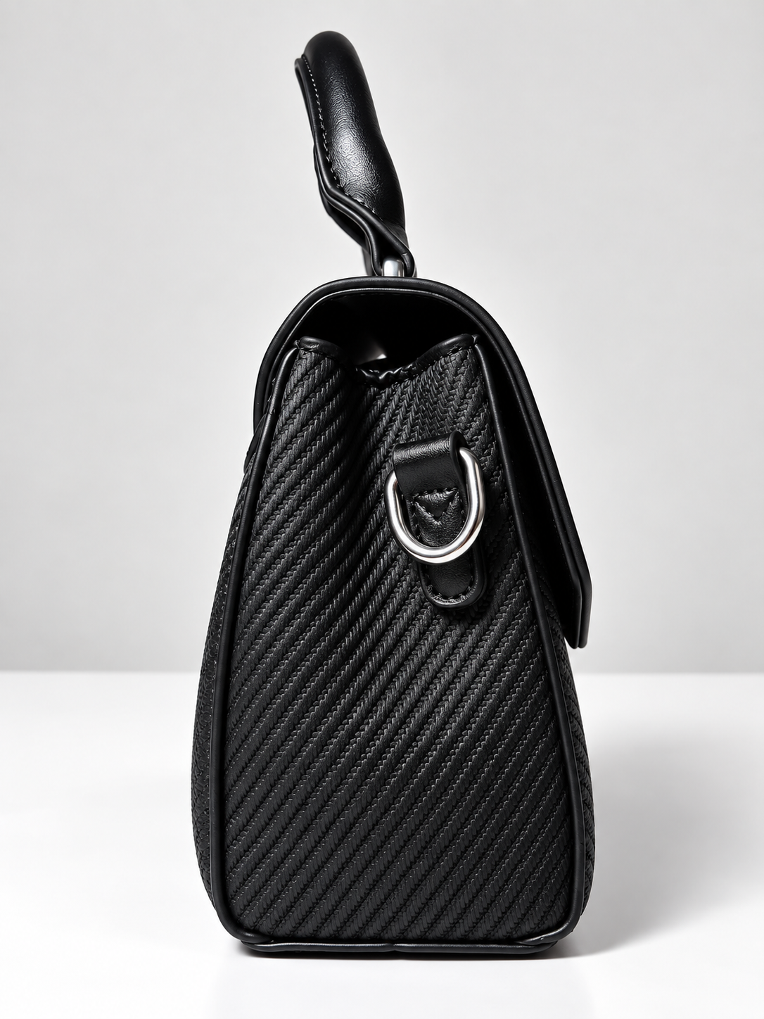 Bolso negro para mujer vista lateral con argolla plateada