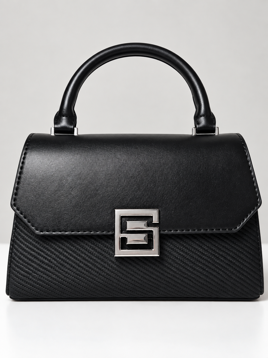 Bolso negro para mujer vista frontal con broche plateado