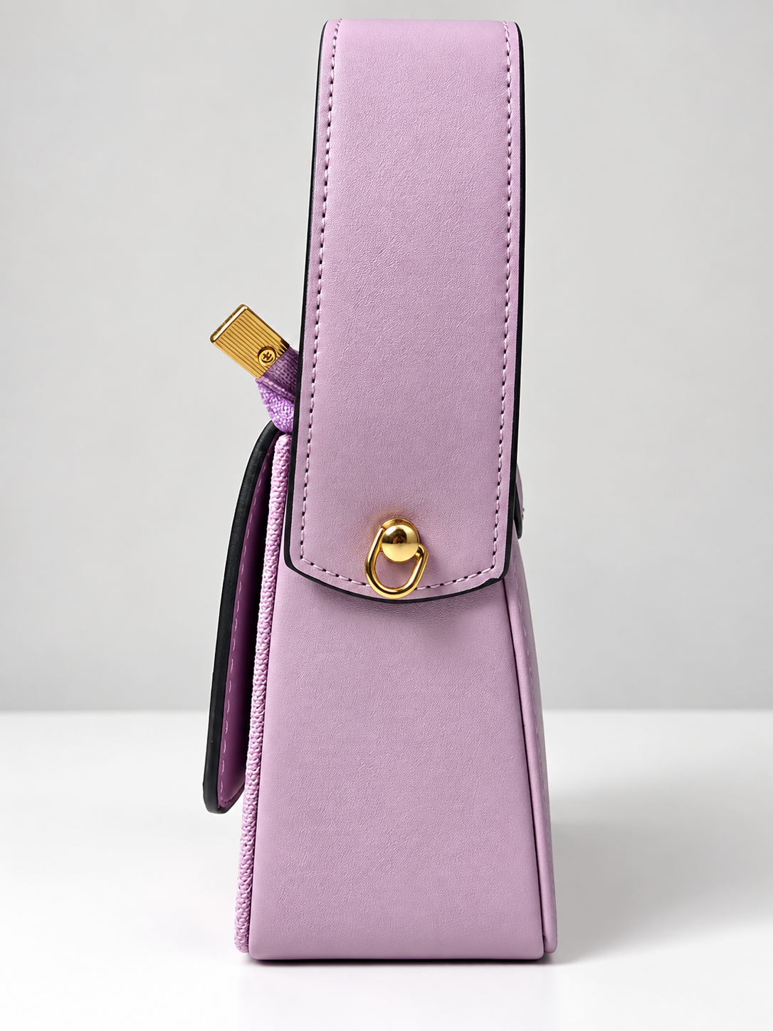 Bolso lila para mujer vista lateral con detalle dorado