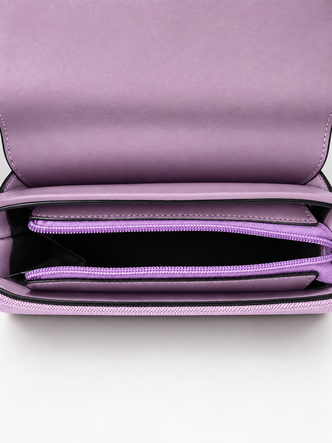 Bolso lila para mujer detalle de compartimentos interiores