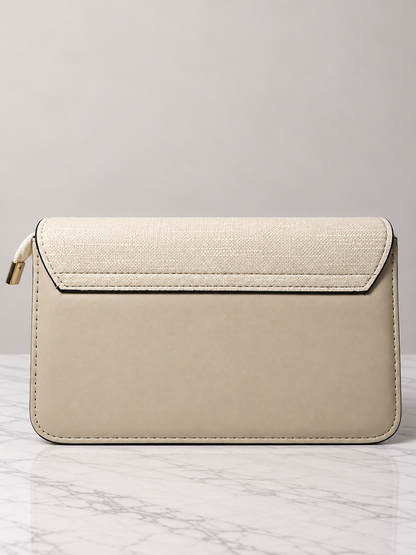 Bolso beige para mujer vista posterior con solapa texturizada