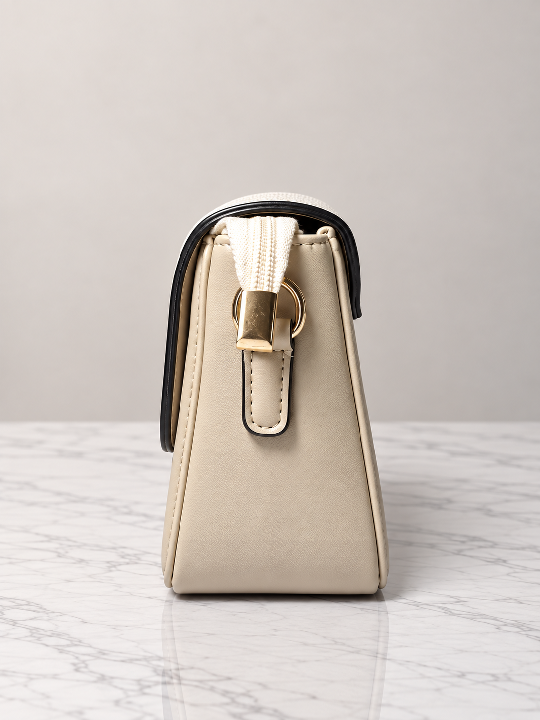 Bolso beige para mujer vista lateral con detalle de correa