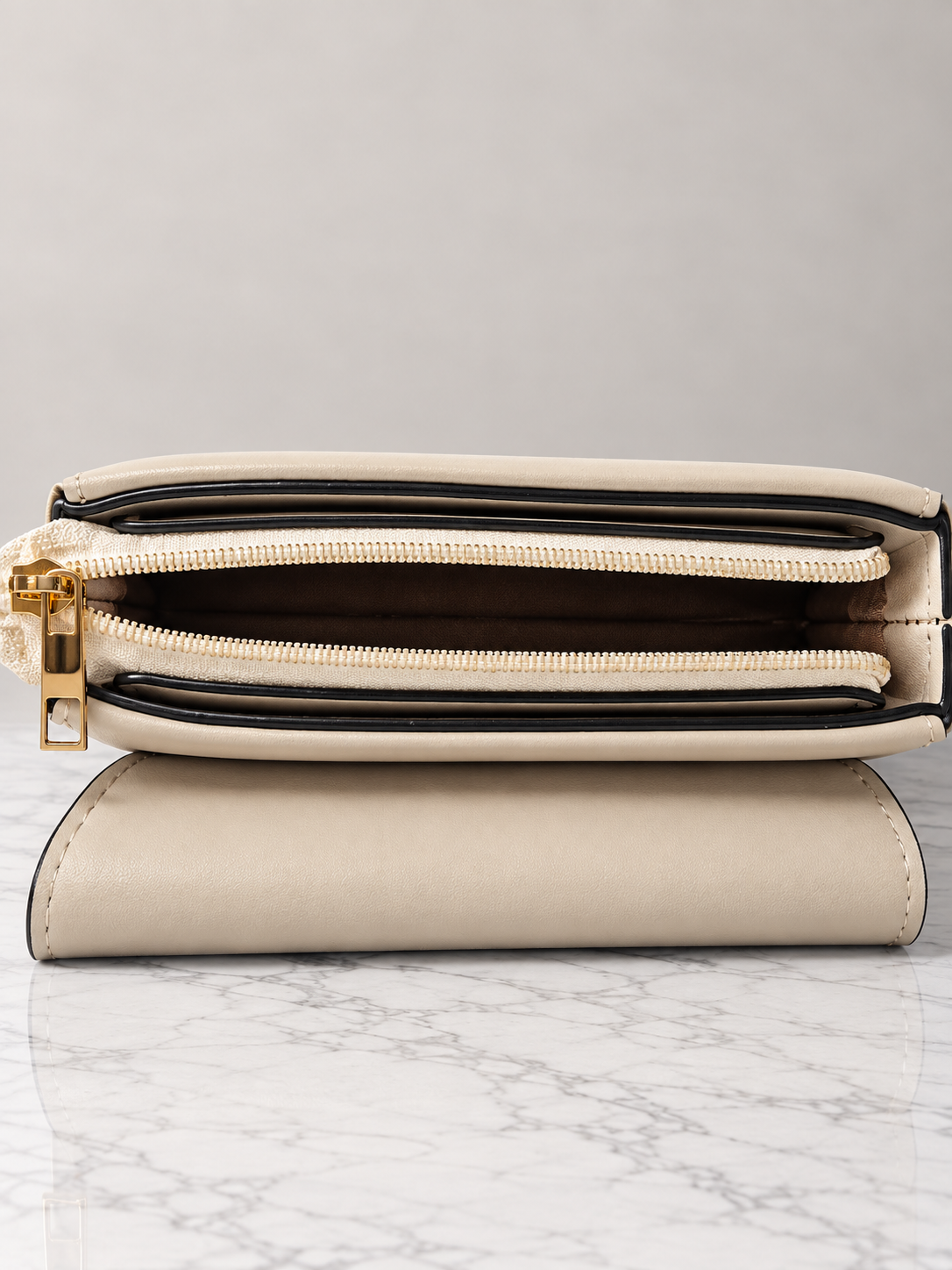 Bolso beige para mujer detalle de cierre y compartimento interior