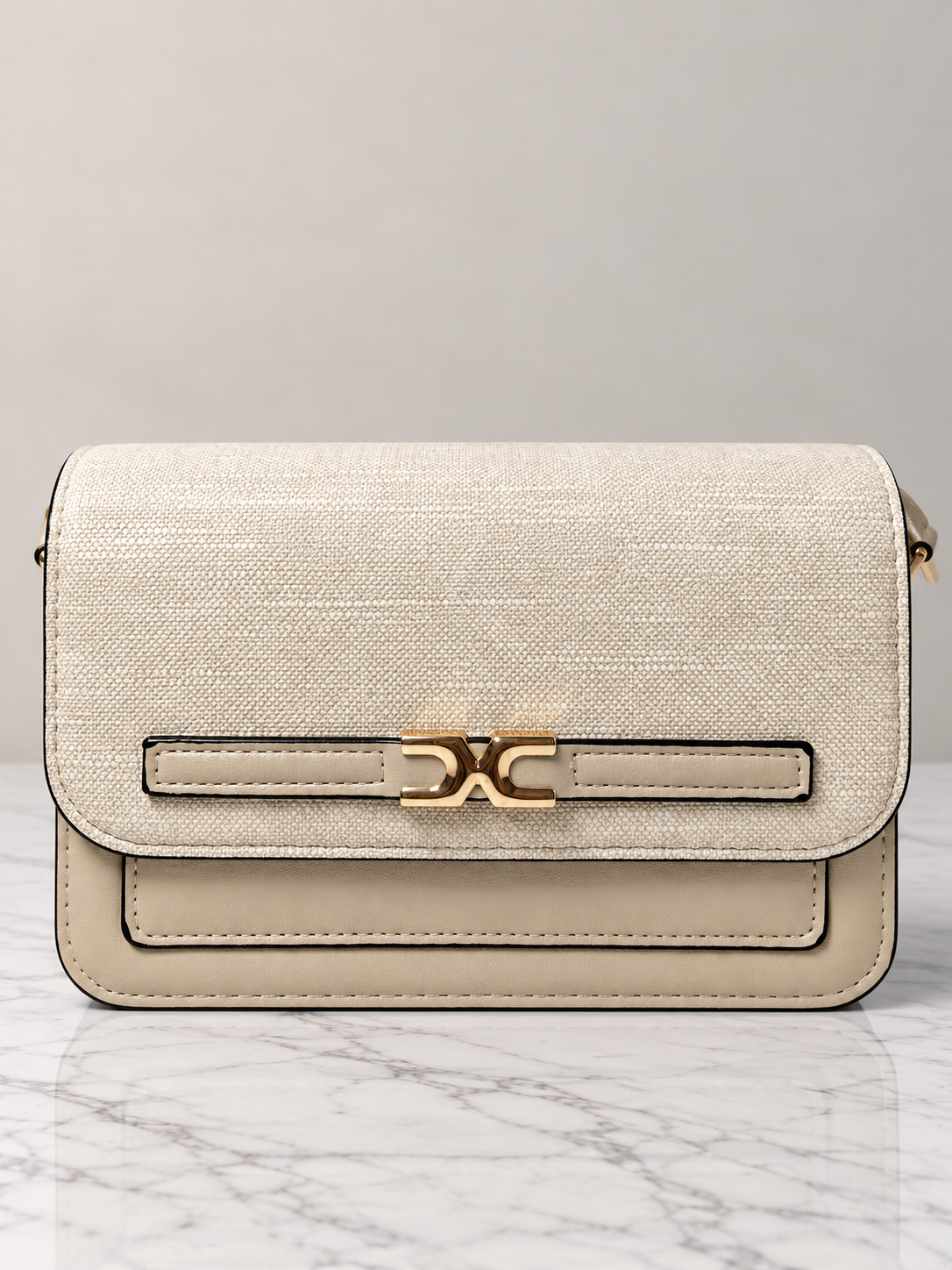 Bolso beige para mujer vista frontal con herrajes dorados