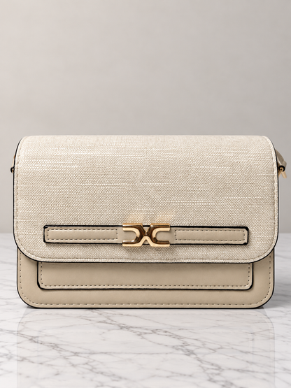 Bolso beige para mujer vista frontal con herrajes dorados