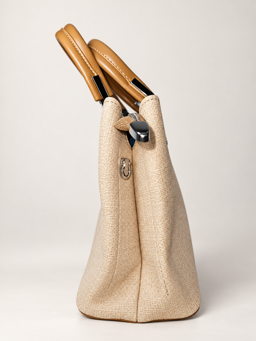 Bolso de mano beige para mujer vista lateral con herrajes metálicos