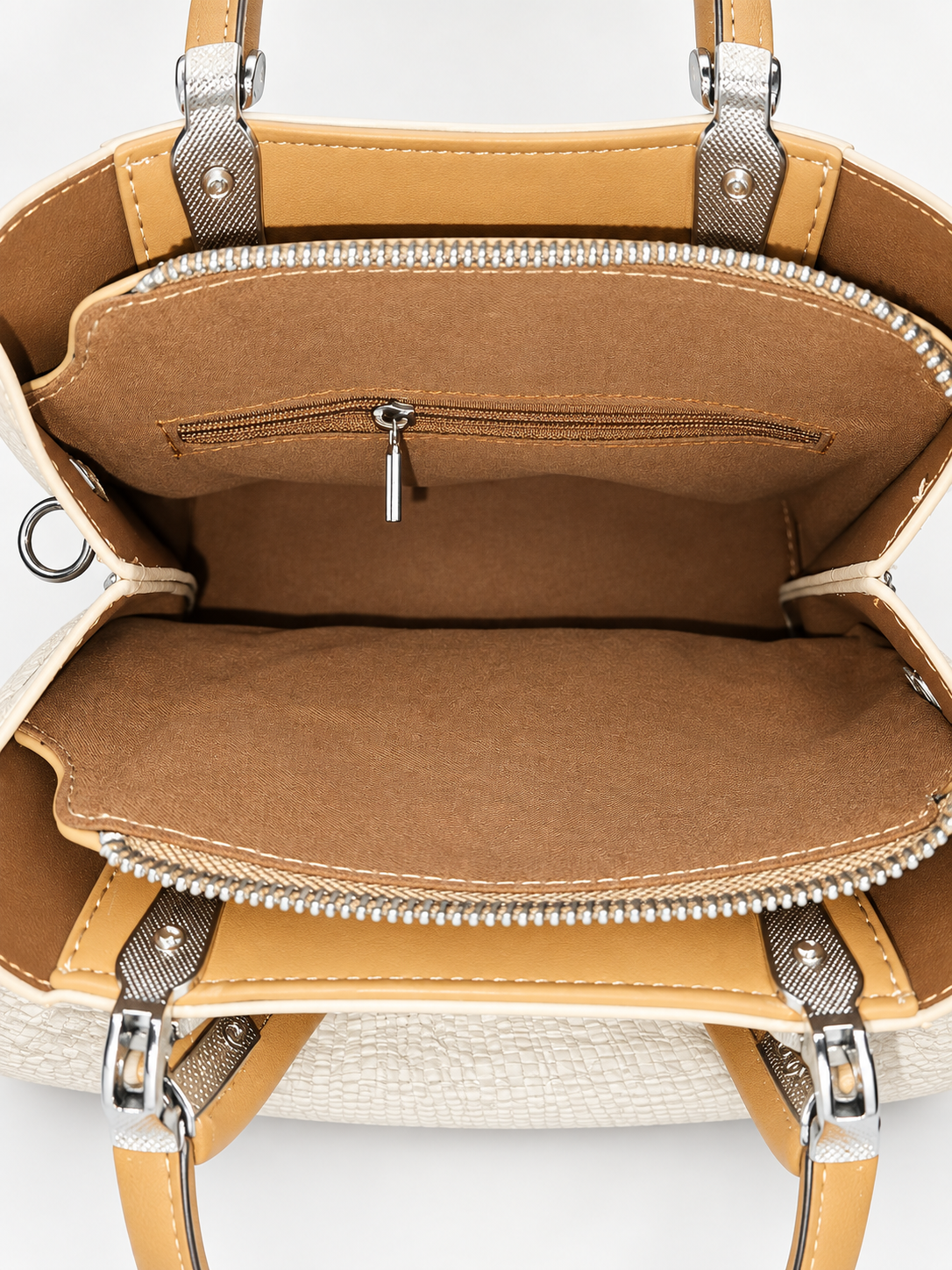 Bolso de mano beige para mujer detalle interior con bolsillo y cremallera