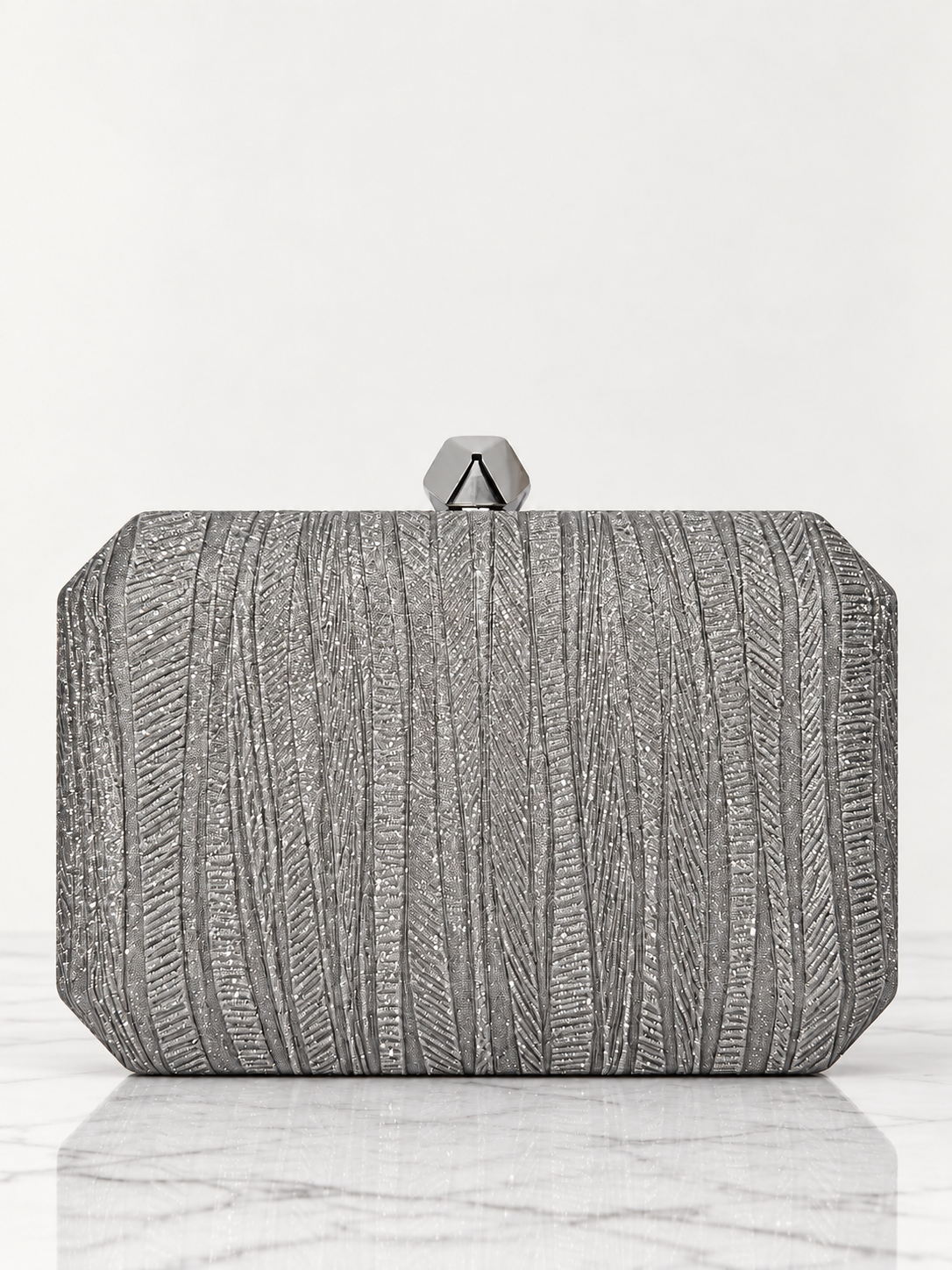 Clutch plateado para mujer con broche geométrico