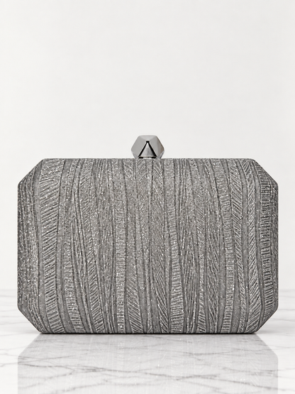 Clutch plateado para mujer con broche geométrico